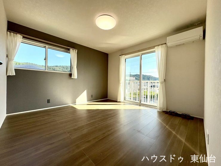 一日の疲れを癒す寝室は、落ちつきのある内装とゆとりある広さが魅力。