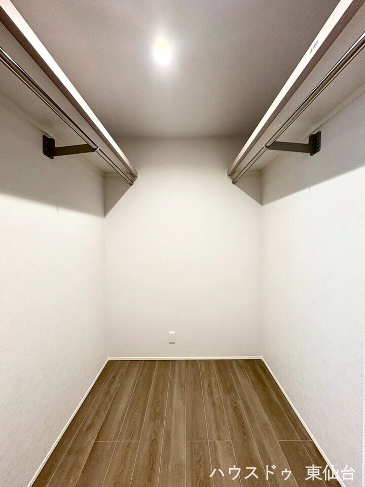 たっぷり収納できる広さと、使いやすい棚配置。毎日の身支度が快適になる、機能美あふれるWICです