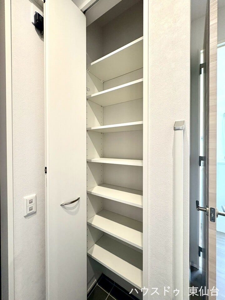 ついつい増えてしまうお気に入りの靴を大切に保管できるスペースが備え付けられております。玄関も広々お使いいただけますね