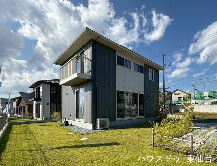 お子さまの遊び場にも、週末のガーデンパーティにも。広々とした庭が、家族の暮らしにゆとりと彩りを添えます。