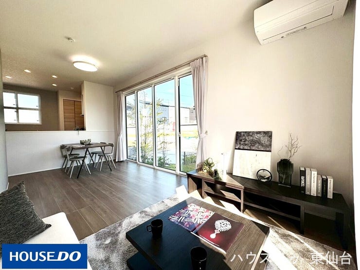 陽光あふれるLDKで、開放感と快適さを両立。木目調の床とシンプルな内装が、どんなインテリアにも馴染みます