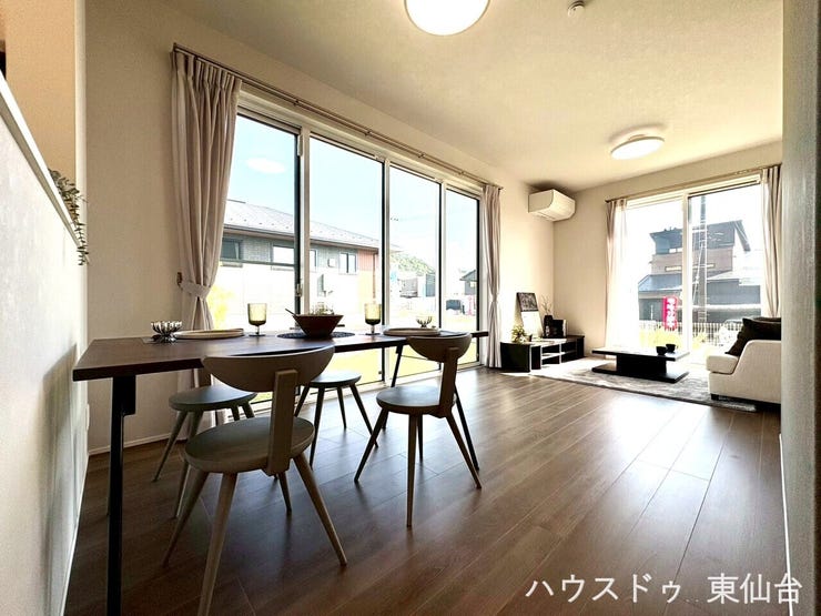 窓の外に広がるのは、緑と静けさ。都心では叶えられない、心ほどける庭付き邸宅です