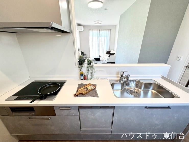 「見える安心」と「動きやすさ」を両立したキッチン。
家族の会話が弾み、忙しい朝の準備もスムーズにこなせます。