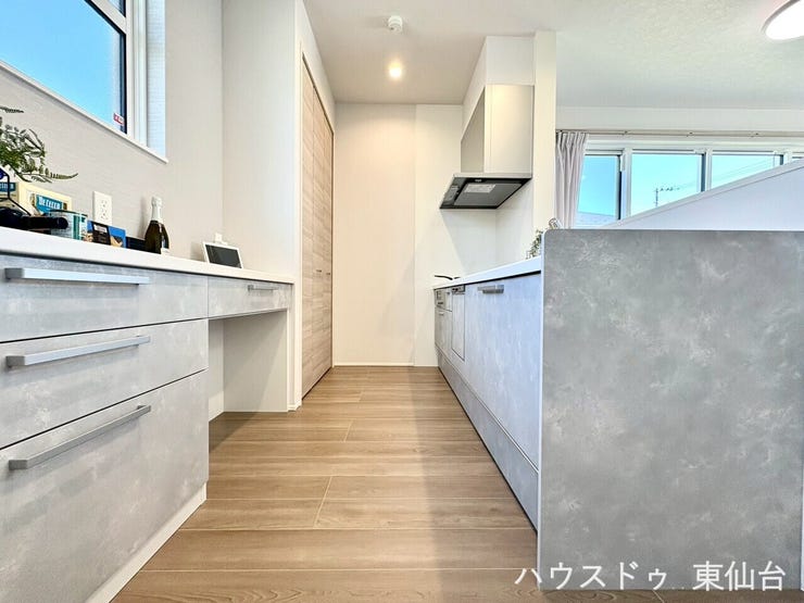 調理器具や食器類をすっきり収められる大容量設計。使いたいものがすぐ手に届く、ストレスフリーなキッチン収納です