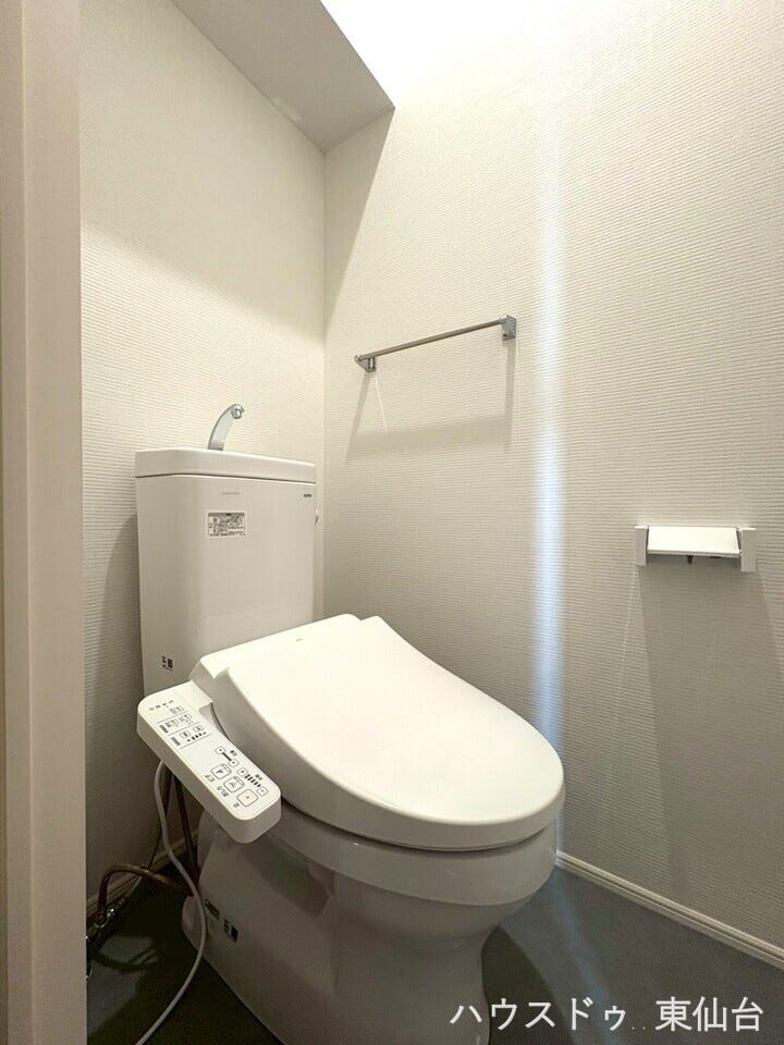 洗浄付き温水便座で機能性も兼ね備えています♪