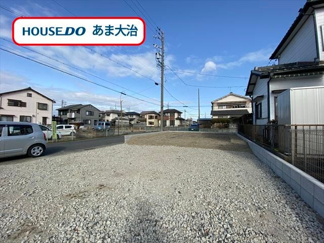 隣家からの圧迫感も感じにくい角地。南向きバルコニーは日当たり良好。大型ウォークインクローゼットがあることで乾いた洗濯物も直接収納できます。