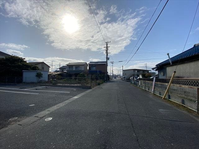 道路幅にゆとりがあるので、車種を選びません。大きめの車を乗りたい方にもオススメです。