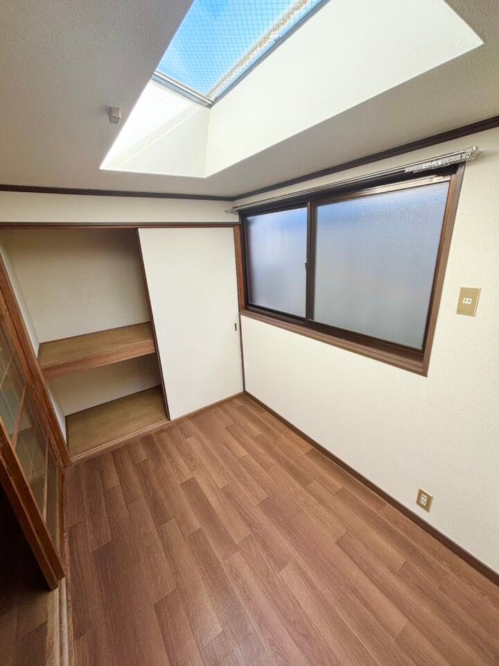 2F奥の洋室は天窓付きでお部屋が明るいです♪