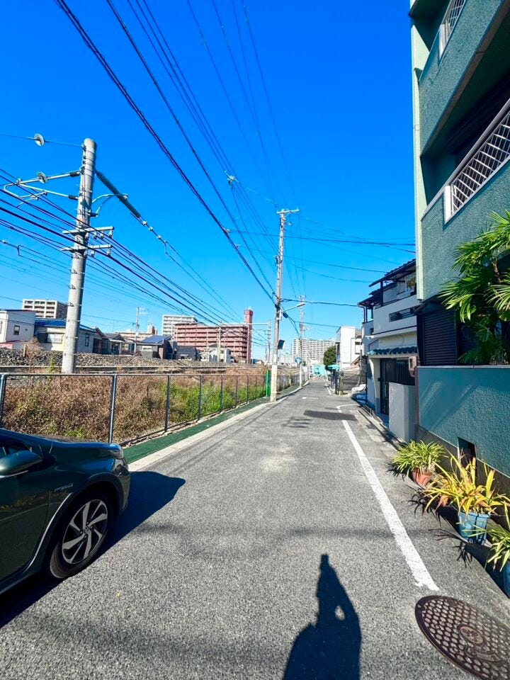道路に出ると駅が目視できるほど近い利便性◎