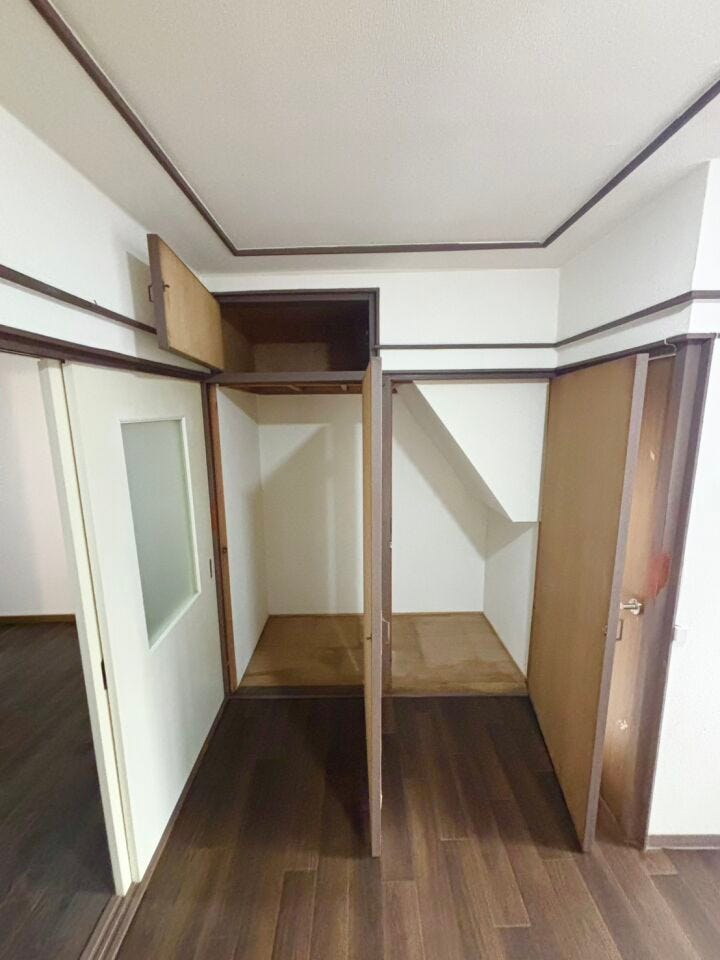 ダイニングには階段下収納があり便利です♪
