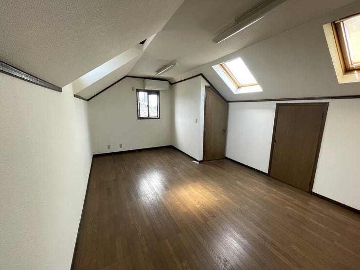 ◇3階洋室は窓も多く明るい室内♪