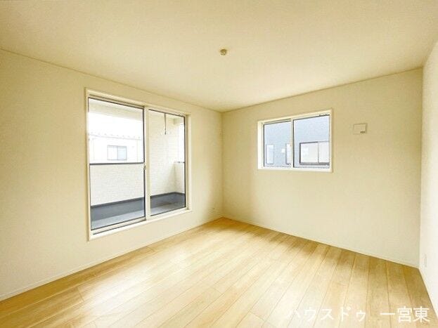 【7.5帖】
南・東の2面採光で陽当たり・風通しも良好です。東側はバルコニーに繋がっており、お布団もすぐに干せますね。一番広い居室で主寝室にお勧めです◎