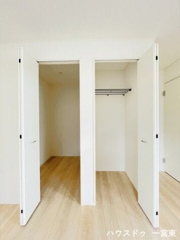 【7.5帖洋室】
クローゼットが2箇所備わっているため、ご夫婦で分けたり季節ごとに分けたりと様々な使い方ができます♪