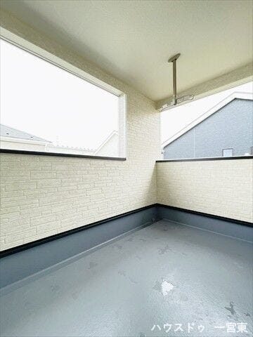 奥行きがしっかりあるので、椅子を置いて空を眺めたり、テーブルも置いてお茶したりと寛げますね。屋根がしっかりあるので、急な雨でも安心です。