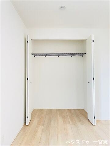 【6.7帖洋室】
クローゼットは枕棚付きで、鞄や帽子などの小物も整頓して置けますね。