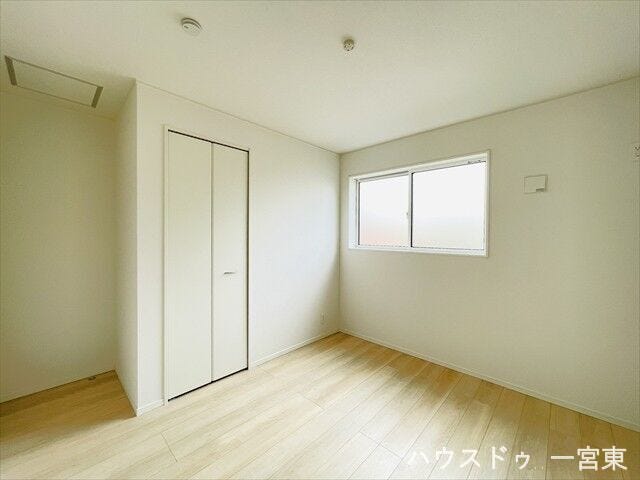 【5.7帖】
西側に窓があり彩光を確保。お子さまのお部屋や寝室、来客部屋としてもご利用いただけます♪