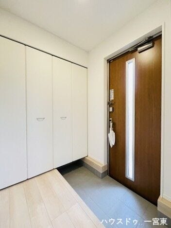 天井近くまである玄関収納付きで、ご家族分の靴もしっかりしまえますね。ドアガラスから自然採光がとれる玄関です。