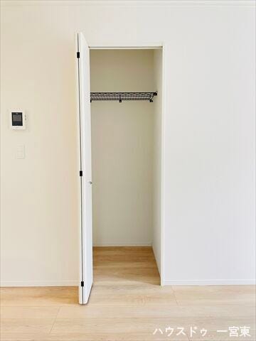 【リビング】
リビングにあると嬉しい収納付き。掃除道具や日用品などをスッキリしまい込んで生活感を見せません。