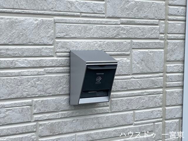 【EV充電器】
ご自宅で電気自動車の充電が可能な、便利な設備を搭載しています。