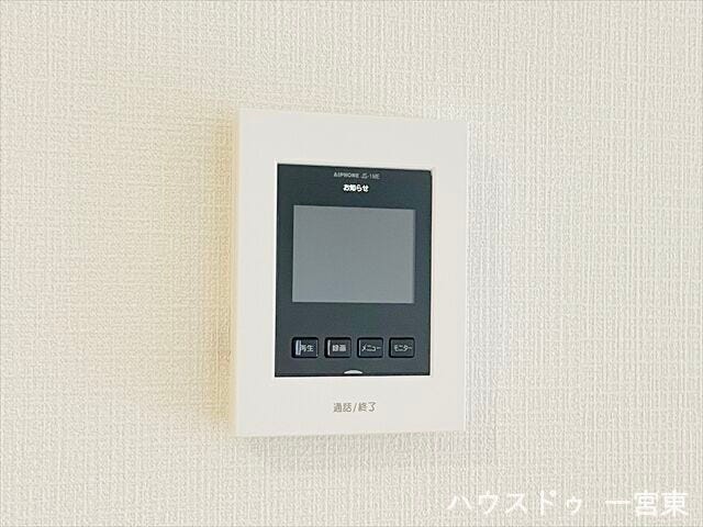 【モニター付きインターホン】
訪問者の顔が見えて安心ですね。玄関先まで行かずにこちらから対応できます。