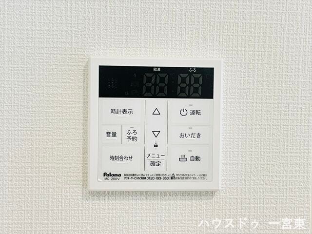 【給湯パネル】
ご家族で入浴する時間帯がズレても、追い焚きで温かいお湯に浸かれます。