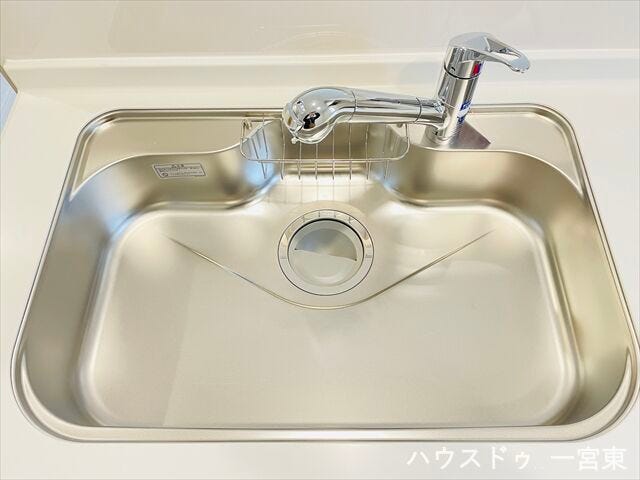 【シンク】
ステンレス製で熱に強くお手入れのしやすいシンク。お鍋やフライパンなども洗いやすそうな広さです!