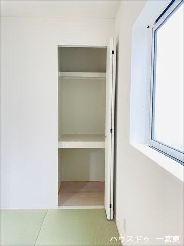 【4帖和室】
奥行きのある押し入れには、季節ものやストック品などもスッキリしまえますね。