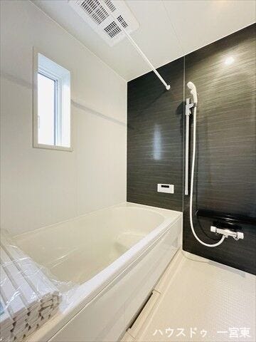 落ち着いていておしゃれな化粧パネルを採用。ベンチタイプのバスタブで、小さなお子さまも入りやすいですね。