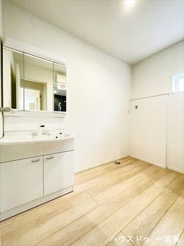 ゆとりのある洗面室。重なりがちな出勤前の身支度や、家事もスムーズに進められます。3面鏡の洗面化粧台は見やすく、鏡裏に収納も豊富で使いやすいですね。