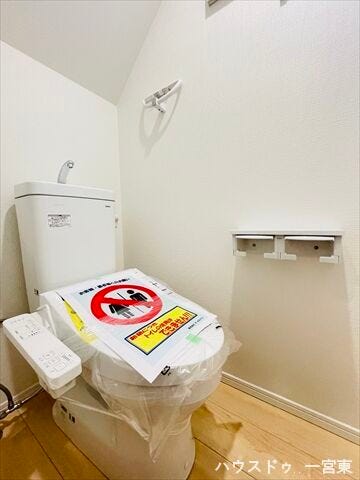 ペーパーホルダーが2つあるので、取り換えの回数を減らせます。タンク付きで万一の災害時も安心ですね。