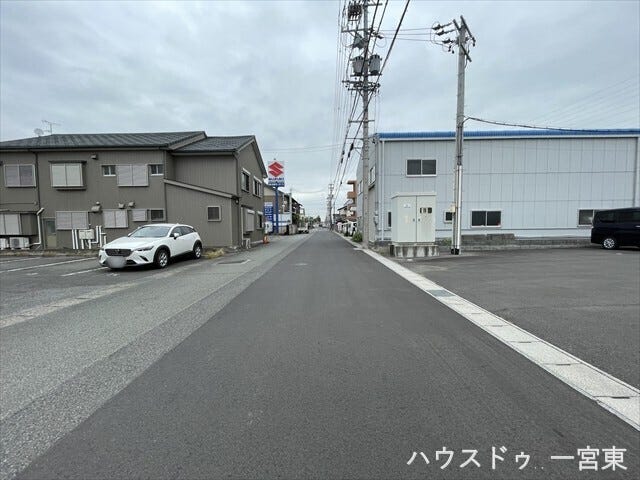 ≪南側西向き 幅約7.7m≫
普通車が余裕を持ってすれ違うことの出来る道幅です。もちろん、大型車も余裕を持って通行出来ます。