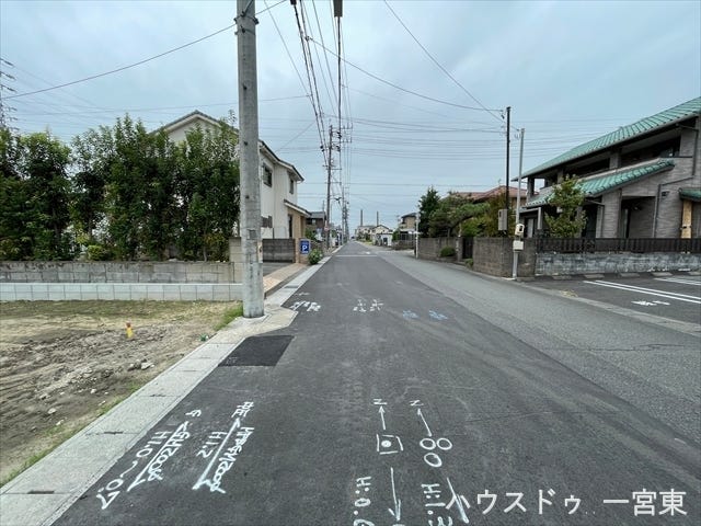 ≪南側東向き 幅約7.7m≫
引越し業者のトラックも問題なく停めて置くことが出来る道幅です。