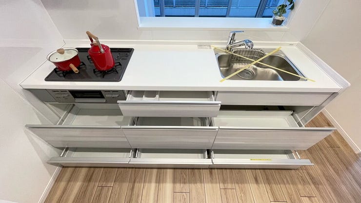 引出しを開けると、大きなストッカーが現れます。大きな鍋や調理器具をたっぷり収納できます