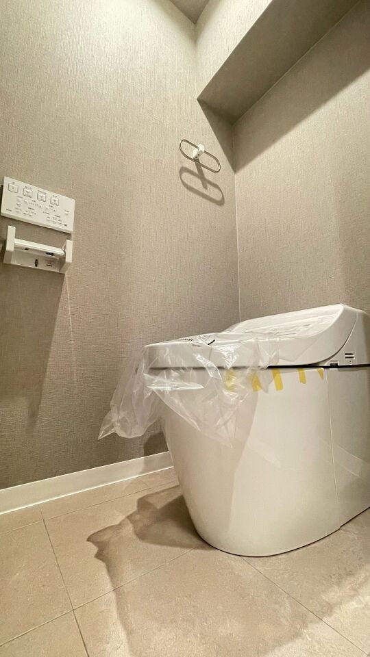 白を基調とした清潔感あふれるキッチンです