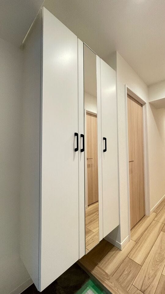 ミラー付のシューズボックスは、お出かけ前の全身チェックができて助かりますね