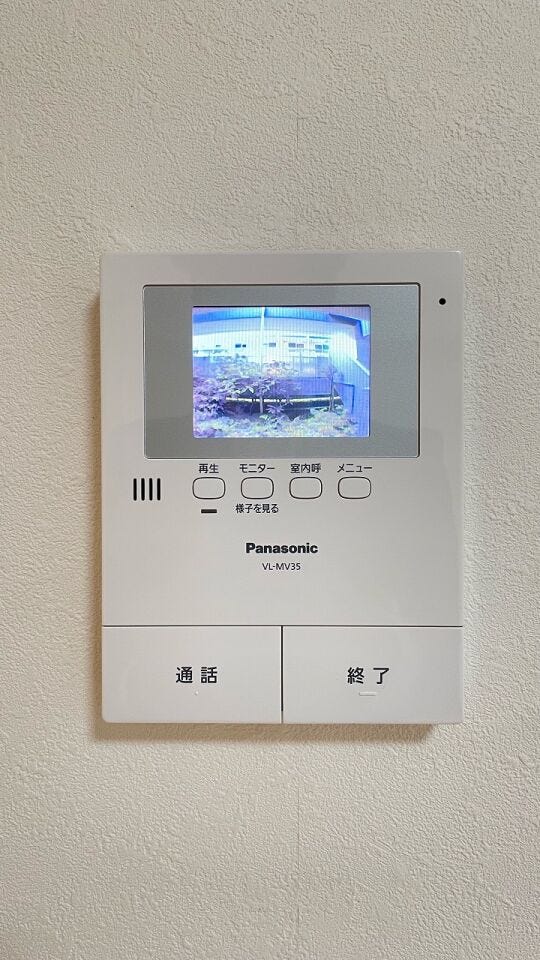 モニター付インターフォンで来訪者が一目瞭然。セールスや勧誘対策もできて安心です