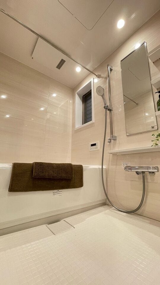 一日の疲れを癒やすお風呂。見た目もすっきり整えると、清潔感があって気持ちいいですね。シャンプー類をおしゃれなディスペンサーに詰め替えると統一感が出ます