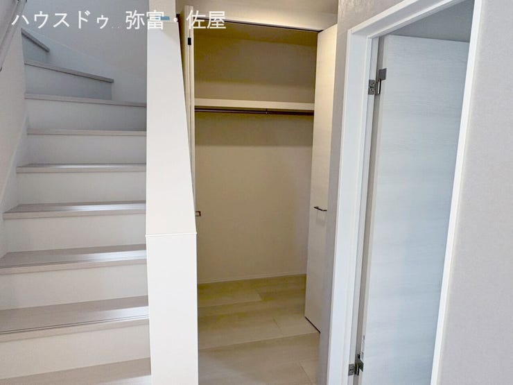 あると便利なリビング収納☆非常用品や掃除道具など収納できます(^^)