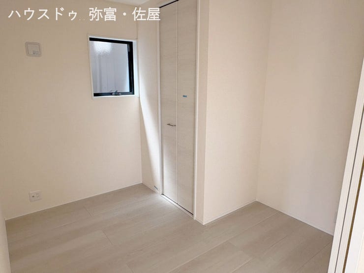 約3.75帖の1階洋室は客間としてもお使いいただけますし、扉を開放しておけばリビングダイニングがより広くお使いいただけます♪