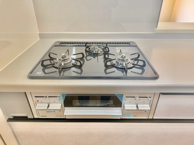 ◇三口コンロ◇
一度にたくさんの調理ができ、朝食の準備もお弁当作りもラクラクです。栄養面や彩りに気を配ると品数も増えますが、広いワークトップなのでたくさん作ってもスペースに余裕があります。