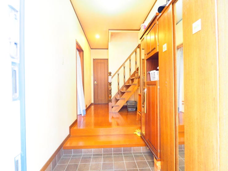 収納力のある木製シューズラックで、玄関まわりもすっきり。