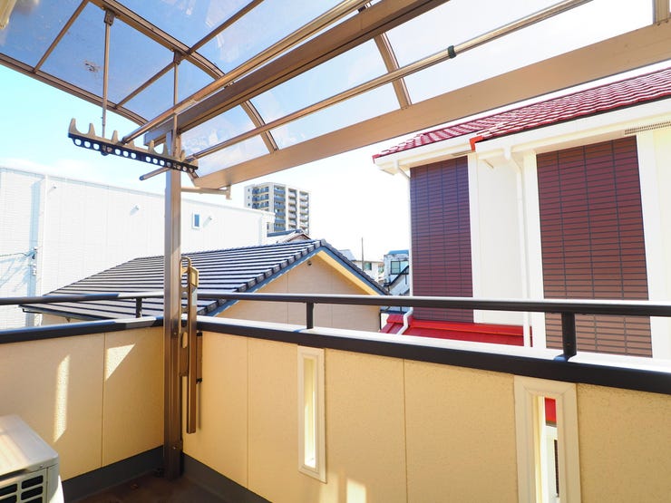 屋根付きのバルコニーなので急な天候変化にも対応でき、安心して使えるスペース♪