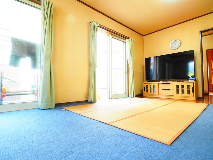 大きな窓から光が差し込み、家族団らんやリラックスタイムに最適なリビング。