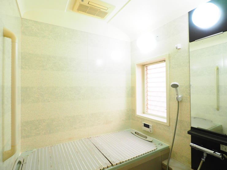 浴室暖房乾燥機を備えた、快適で機能的なバスルーム