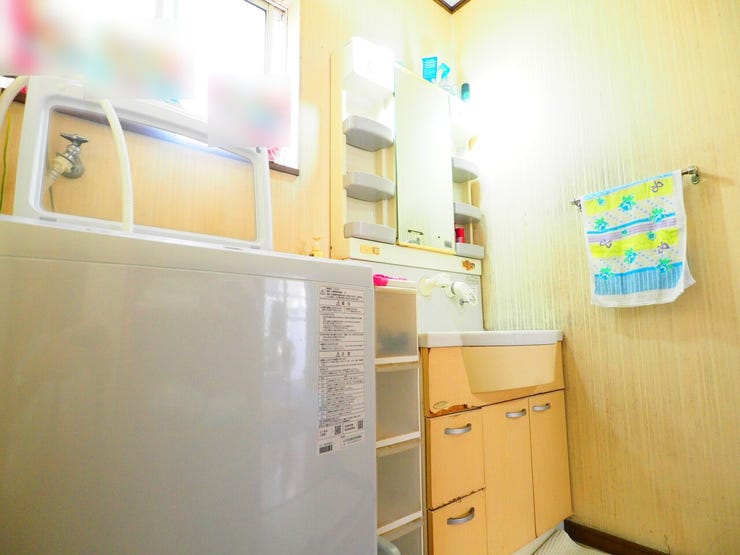 自然光が差し込む明るい洗面所