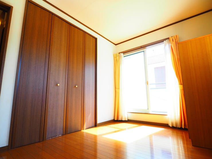 木の温もりと自然光が調和した、明るく心地よい空間。収納力のあるクローゼット付きで、暮らしやすさと開放感を両立。