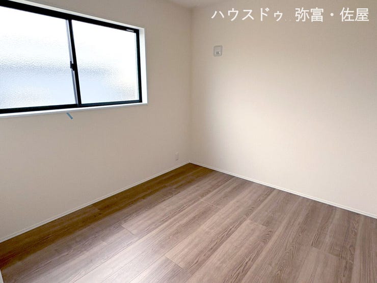 南側に面した約5.25帖の洋室♪