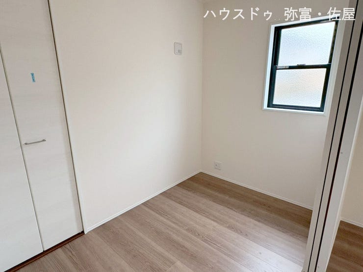 お子様の遊び場から来客用の寝室など使い勝手の良いリビング横の洋室♪