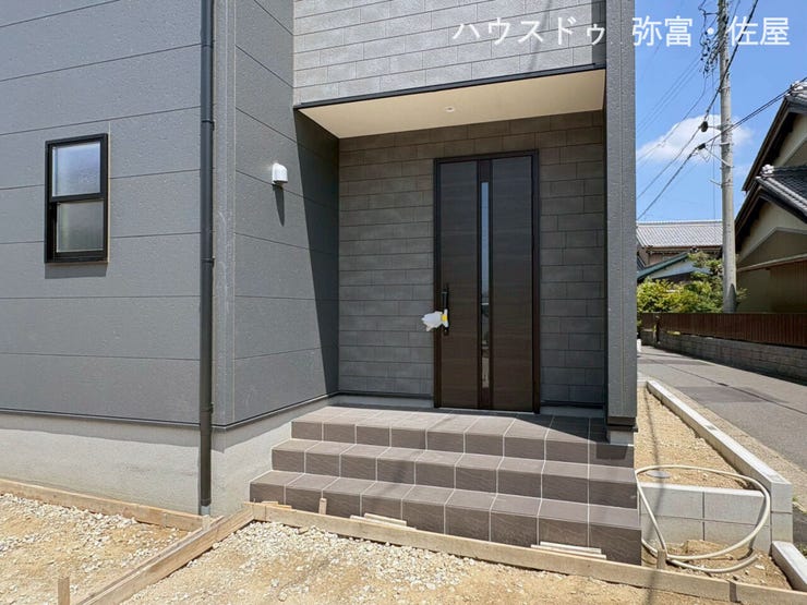 玄関ポーチに屋根があることで、天候の悪い日も玄関の出入りがしやすくなります♪