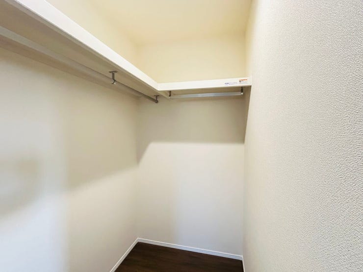 ◇主寝室のウオークインクローゼットは広めなので沢山の洋服が収納できます(^^)/